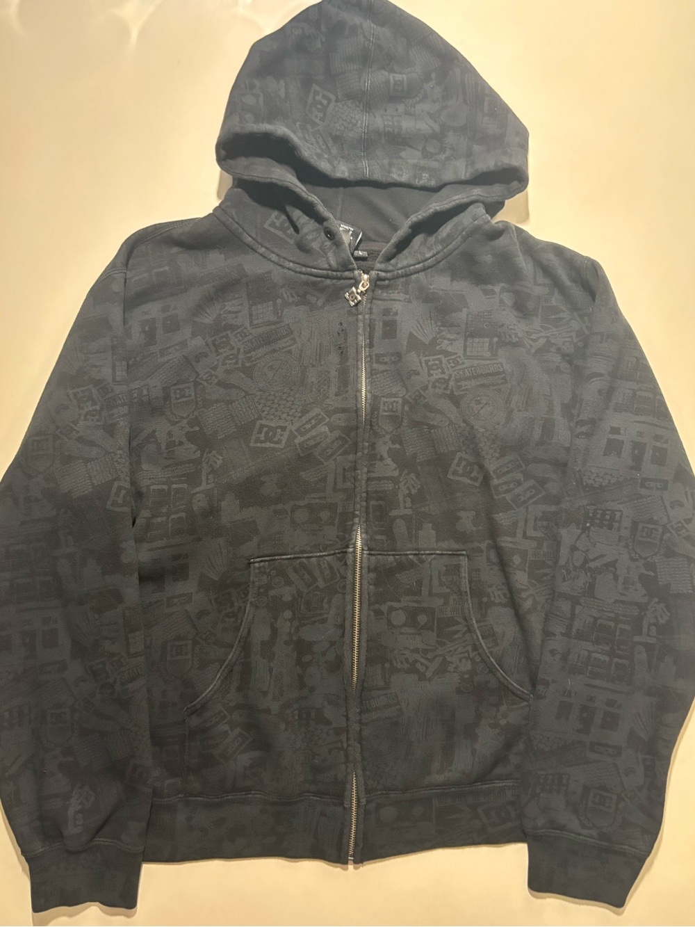 RARE 1/1 on market dc shoes all over print 2000s skate hoodie pendant on zip up